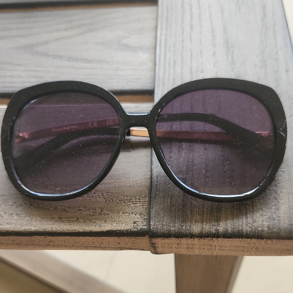 Skechers Black Oversized Sunglasses with Bold Design